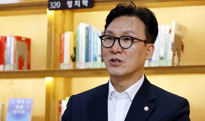 김민석 더불어민주당 최고위원이 4일 국회 의원회관에서 매일경제와 인터뷰를 하고 있다. [김호영 기자]