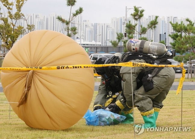 지난달 21일 오후 인천항 국제크루즈터미널에서 실시한 국가중요시설 방호 훈련에서 육군 17사단, 10화생방대대, 1175 공병단 부대원들이 대남 쓰레기 풍선에 대응해 경계 작전을 펼치고 있다. [사진 출처 = 연합뉴스]