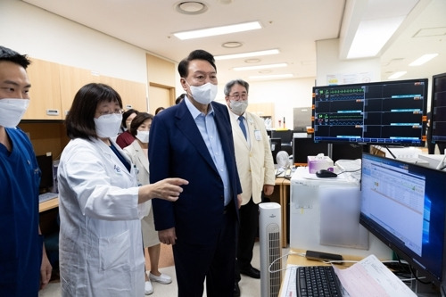 윤석열 대통령이 권역응급의료센터를 심야 방문해 의료진을 격려하고 필수의료에 대한 지원을 획기적으로 강화하겠다고 밝혔다. [사진출처 = 연합뉴스]