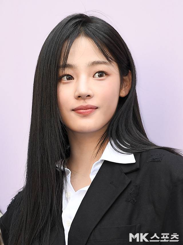 민지는 블랙 재킷에 화이트 셔츠 드레스를 매치하여 색상의 대조를 통해 스타일에 포인트를 주었다.사진=MK스포츠 DB