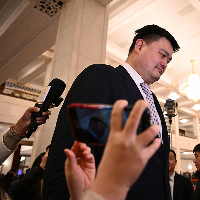 야오밍이 전국인민대표대회 개막 회의를 위해 이동하고 있다. 사진=AFP=연합뉴스 제공