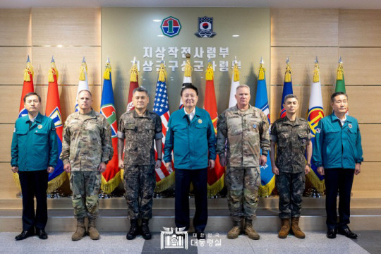 윤석열 대통령이 을지 자유의 방패(UFS) 한미연합연습 3일 차인 지난달 21일 육군 지상작전사령부를 찾아 주요 직위자들과 기념촬영을 하고 있다. 왼쪽부터 인성환 안보2차장, 크리스토퍼 라네브 미8군 사령관, 손식 지상작전사령관, 윤 대통령, 폴 라캐머라 한미연합군 사령관, 강신철 한미연합군 부사령관, 신원식 국가안보실장 겸 국방부장관.대통령실제공