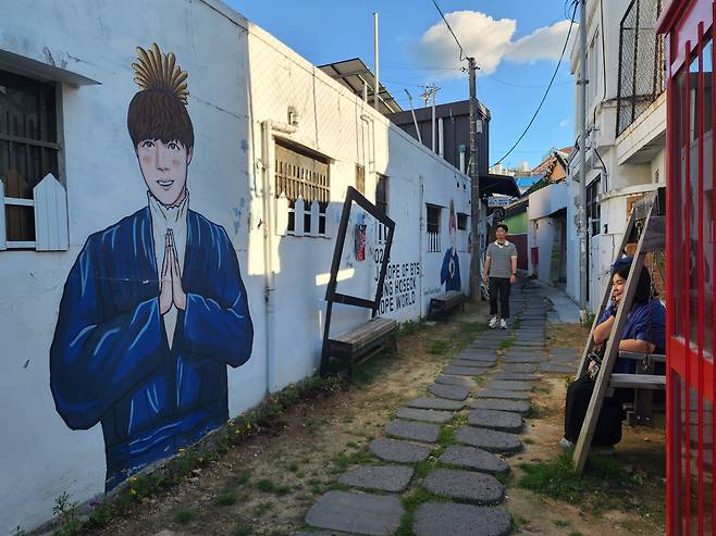 양림동 제이홉 벽화와 신여성의 묘한 눈빛. 제이홉은 다음달 제대한다.