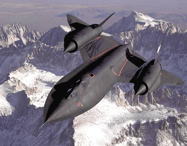 눈 덮인 미국 캘리포니아 남부 시에라 네바다 산맥을 비행하는 SR-71B 블랙버드. SR-71B는 SR-71의 훈련기 버전이다. [미공군]