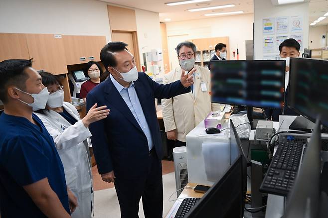 윤석열 대통령이 4일 경기도 의정부시 권역응급의료센터인 가톨릭대 의정부성모병원을 찾아 응급 의료 현장을 둘러보고 있다. [연합]