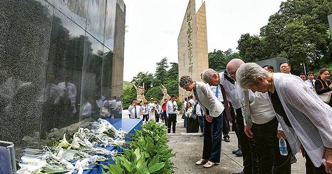 [서울=뉴시스] 3일 장쑤성 난징시 난징항일항공열사기념관에서 열린 ‘항일전쟁 승리’ 79주년 기념식에서 전투기 조종사 잭 W. 해멜의 이름을 기념비에 추가로 새기는 행사가 열리고 있다.(사진 명보 캡처) 2024.09.04. *재판매 및 DB 금지