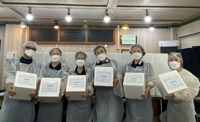 [서울=뉴시스] SK매직 직원들이 행복두끼 프로젝트를 통해 울산광역시 북구 신천동에 위치한 사회적기업 커뮤니티행복을 방문해 지역 아동에게 전달할 도시락과 밑반찬을 직접 포장하고 있다. 2024.09.04. (사진=SK매직 제공) *재판매 및 DB 금지