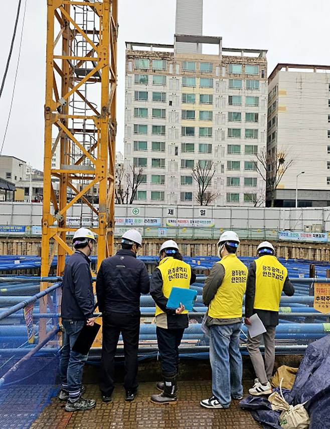 [광주=뉴시스] 광주시 건설현장 타워크레인 안전점검. (사진=광주시정 제공). photo@newsis.com *재판매 및 DB 금지