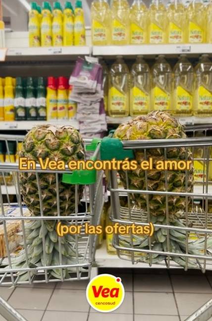 최근 스페인에서는 젊은 남녀들이 파인애플을 거꾸로 들거나 카트에 꽂고 상대의 카트와 부딪쳐 호감을 표시하는 방식이 유행하고 있다. 메르카도나 틱톡 영상 캡처