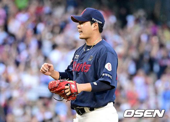 [OSEN=잠실, 최규한 기자] 프로야구 롯데 자이언츠가 두산 베어스에 승리, 4연승을 이어갔다. &nbsp;롯데는 1일 잠실구장에서 열린 2024 KBO리그 두산과&nbsp;경기에서 연장 12회 접전 끝에 4-3으로 승리했다. 연장 12회 2사 1,3루에서 정훈이 결승타를 때려냈다.&nbsp;이날 1군에 복귀한 나균안이 2이닝 1피안타 4탈삼진 무실점으로 구원승을 기록했다.&nbsp;롯데는 7위로 올라서며 5위 KT에 2.5경기 차이로 따라 붙었다. 승률에서 6위 한화에 뒤진 7위가 됐다.&nbsp;연장 12회말 두산 공격을 삼자범퇴로 이끌며 경기를 마무리지은 롯데 투수 나균안이 기뻐하고 있다. 2024.09.01 / dreamer@osen.co.kr