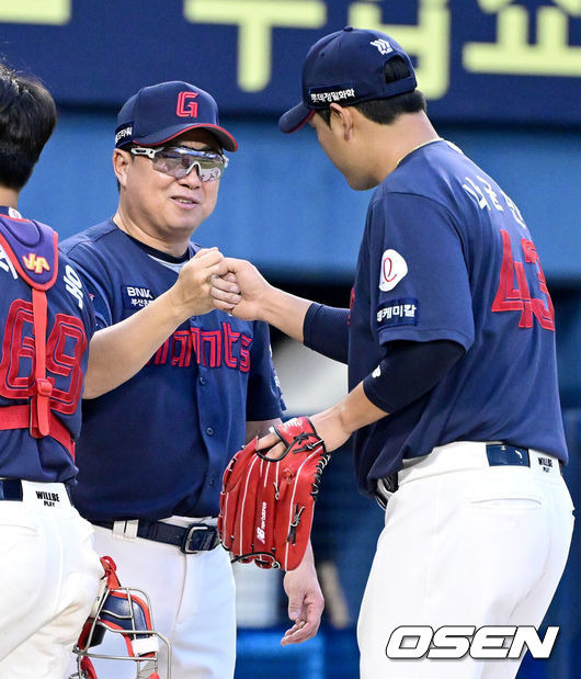 [OSEN=잠실, 최규한 기자] 프로야구 롯데 자이언츠가 두산 베어스에 승리, 4연승을 이어갔다.  롯데는 1일 잠실구장에서 열린 2024 KBO리그 두산과 경기에서 연장 12회 접전 끝에 4-3으로 승리했다. 연장 12회 2사 1,3루에서 정훈이 결승타를 때려냈다. 이날 1군에 복귀한 나균안이 2이닝 1피안타 4탈삼진 무실점으로 구원승을 기록했다. 롯데는 7위로 올라서며 5위 KT에 2.5경기 차이로 따라 붙었다. 승률에서 6위 한화에 뒤진 7위가 됐다. 경기를 마치고 승리한 롯데 김태형 감독과 승리투수 나균안이 인사를 나누고 있다. 2024.09.01 / dreamer@osen.co.kr