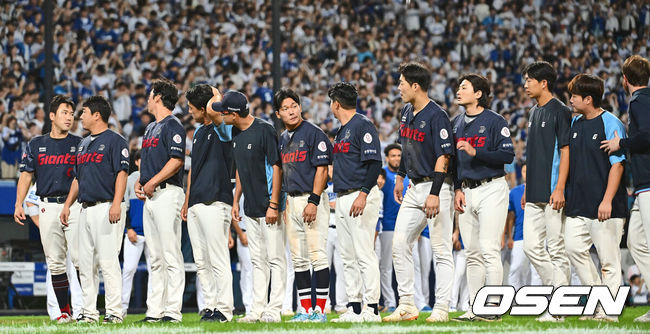 [OSEN=대구, 이석우 기자] 3일 대구삼성라이온즈파크에서 2024 신한 SOL 뱅크 KBO 리그 삼성 라이온즈와 롯데 자이언츠의 경기가 열렸다. 홈팀 삼성은 코너가 방문팀 롯데는 반즈가 선발 출전했다. 롯데 자이언츠 선수들이 삼성 라이온즈에 1-5로 패한 후 팬들에게 인사를 하고 있다. 2024.09.03 / foto0307@osen.co.kr