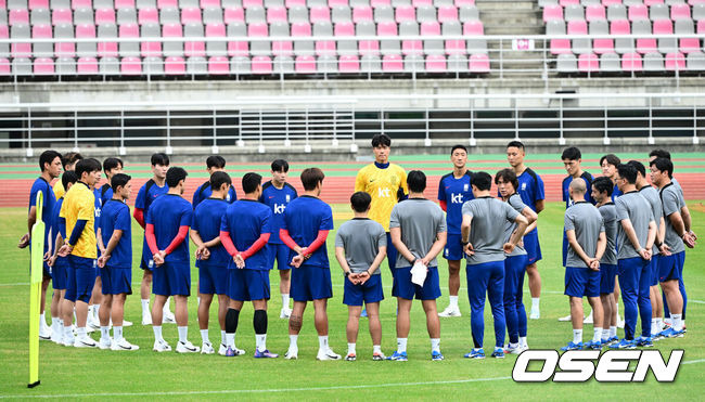 [OSEN=지형준 기자] 홍명보 감독이 이끄는 한국 축구대표팀이 2일 오후 고양종합운동장에서 2026 국제축구연맹(FIFA) 북중미 월드컵 3차 예선을 앞두고 훈련을 가졌다.한국은 9월 5일 오후 8시 서울월드컵경기장에서 팔레스타인과 1차전을 치른다. 이후 10일 오후 11시 오만 무스카트의 술탄 카부스 스포츠 콤플렉스에서 오만과 2차전 원정 경기를 펼친다. 홍명보 감독이 훈련에 앞서 대표팀 선수단과 인사를 나누고 있다. 2024.09.02 / jpnews@osen.co.kr