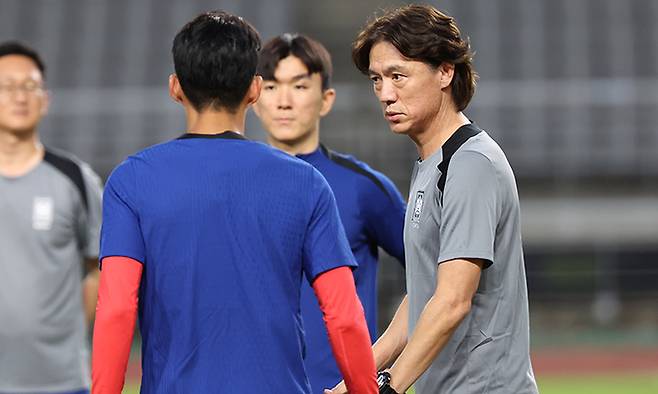 대한민국 축구 국가대표팀 홍명보 감독이 3일 경기 고양시 고양종합운동장에서 가진 소집훈련에서 손흥민, 황인범과 대화를 나누고 있다. 뉴스1