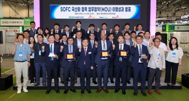 4일 부산 벡스코에서 열린 SOFC 국산화 협력 이행성과 발표회에서 SK에코플랜트와 한국수력원자력, 블룸에너지, 블룸SK퓨얼셀 관계자들이 기념 촬영을 하고 있다. SK에코플랜트 제공