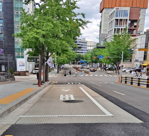 콘크리트 포장 공사를 완료한 서울 강남구의 버스 정류장 모습. 강남구 제공