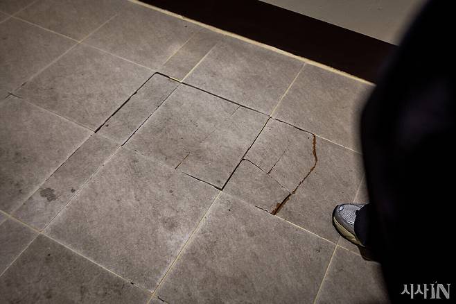 5월27일 부산 동래구의 한 전세사기 피해 주택 복도의 깨진 타일 모습. 임대인이 연락두절된 탓에 건물관리가 제대로 이뤄지지 않고 있다. ⓒ시사IN 박미소
