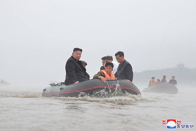 김정은 북한 국무위원장이 침수지역을 돌아보고 있는 모습 ⓒ 조선중앙통신=연합뉴스