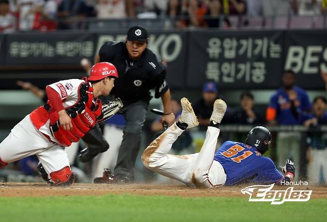 10회초 홈에 파고 들며 역전 득점을 올리는 장진혁. 한화 이글스 제공