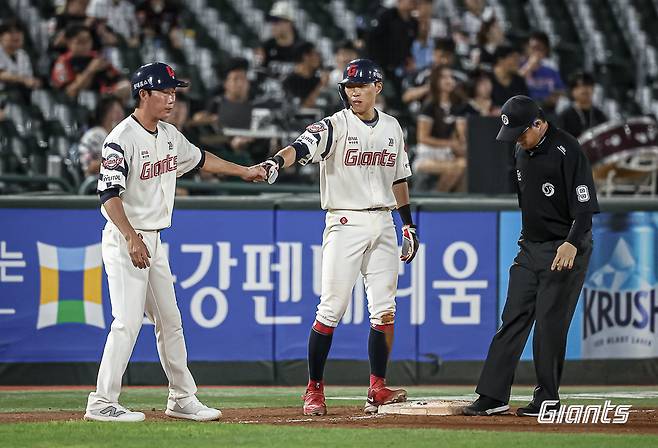 롯데 내야수 박승욱(오른쪽)은 4일 사직구장에서 열린 '2024 신한 SOL Bank KBO 리그' KT와 팀 간 14차전 경기에서 8번타자 유격수로 선발 출전했다. 7회말 1타점 적시타와 기민한 주루 플레이를 선보여 공격에 활력을 불어넣었다. 롯데 자이언츠