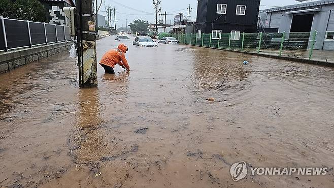 물에 잠긴 도로 (파주=연합뉴스) 지난 7월 17일 경기 파주시 광탄면의 도로가 집중호우로 잠겨있다. 2024.7.17 [경기도북부소방재난본부 제공, 재판매 및 DB 금지]