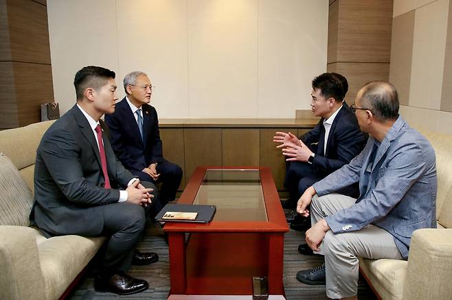 국기원 도봉구 이전 촉구 서명부 전달 오언석 도봉구청장(오른쪽에서 두 번째)이 3일 유인촌 문화체육관광부 장관(왼쪽에서 두 번째)에게 도봉구가 국기원 이전 최적지임을 강조하고 있다. [도봉구 제공. 재판매 및 DB 금지]