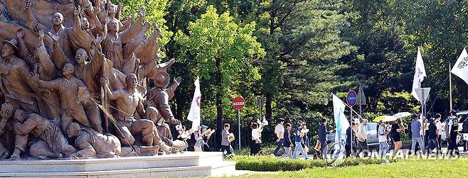 어수선한 독립기념관 (천안=연합뉴스) 이주형 기자 = 항일독립선열선양단체연합, 전국 시민·사회단체, 정당, 25개 독립운동가 기념사업회 관계자들이 4일 오후 충남 천안시 독립기념관 앞에서 '김형석 독립기념관장 사퇴 촉구 범국민 집회'를 열고 관장 집무실이 있는 겨레누리관으로 행진하고 있다. 2024.9.4 coolee@yna.co.kr