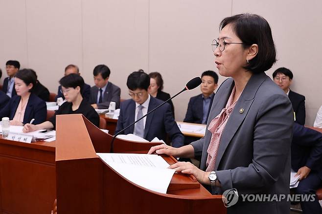 '딥페이크 성범죄' 대응 현황 보고하는 신영숙 차관 (서울=연합뉴스) 김주성 기자 = 신영숙 여성가족부 차관(장관 직무대행)이 4일 오후 국회 여성가족위원회 전체회의에서 '딥페이크 성범죄' 대응 현황에 대해 보고하고 있다. 2024.9.4 utzza@yna.co.kr