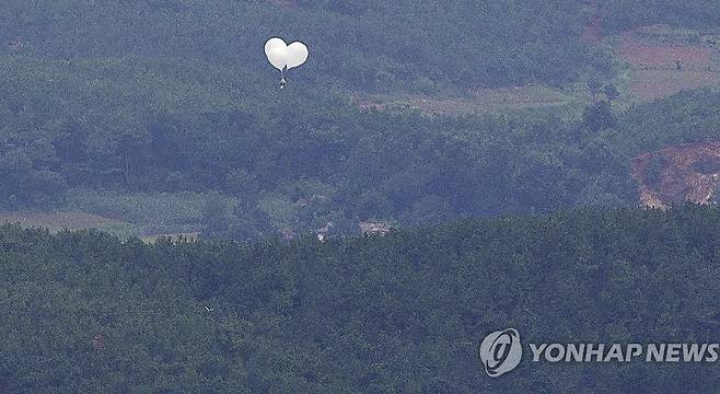 오물 풍선 띄우는 북한 [연합뉴스 자료사진]