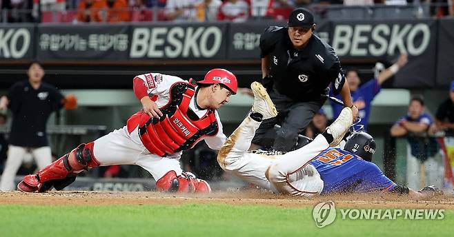 장진혁, 연장 10회 극적인 득점 (광주=연합뉴스) 조남수 기자 = 4일 광주기아챔피언스필드에서 열린 프로야구 한화 이글스와 KIA 타이거즈의 경기. 한화 연장 10회초 1사 3루에서 3루주자 장진혁이 7번 유로결 삼진아웃 때 견제구에 걸렸으나 홈으로 파고들어 세이프되고 있다. KIA 포수는 한승택. 2024.9.4 iso64@yna.co.kr