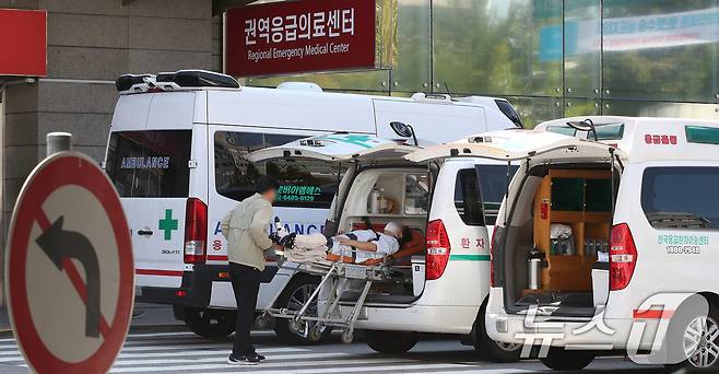 4일 서울 양천구 목동 이대목동병원 권역응급의료센터 앞에서 환자가 구급차로 이송되고 있다.  2024.9.4/뉴스1 ⓒ News1 임세영 기자