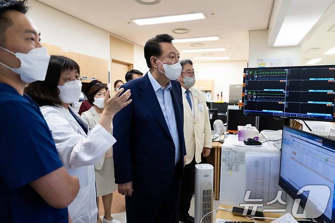 윤석열 대통령이 4일 경기 의정부 권역응급의료센터인 가톨릭대 의정부성모병원을 방문, 응급 의료 현장을 살펴보고 있다. (대통령실 제공) 2024.9.4/뉴스1 ⓒ News1 송원영 기자