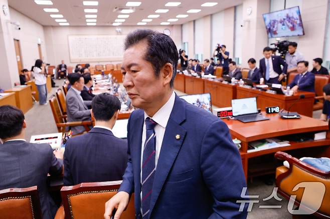 정청래 국회 법제사법위원회 위원장이 5일 서울 여의도 국회에서 열린 법사위 3차 전체회의에서 기자회견 중 자신을 '빌런(악당) 정청래'라고 발언한 국민의힘 의원들의 사과를 요구하며 정회를 선언, 퇴장하고 있다. 2024.9.5/뉴스1 ⓒ News1 안은나 기자