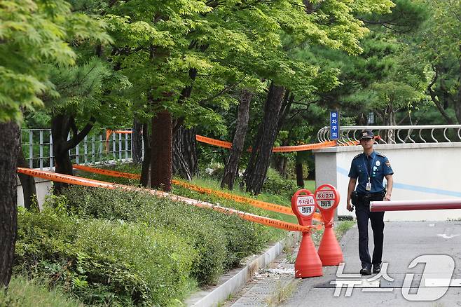 5일 오전 서울 여의도 국회 의정관 인근에 북한이 살포한 오물풍선이 떨어져 경찰이 현장을 통제하고 있다. 2024.9.5/뉴스1 ⓒ News1 신웅수 기자