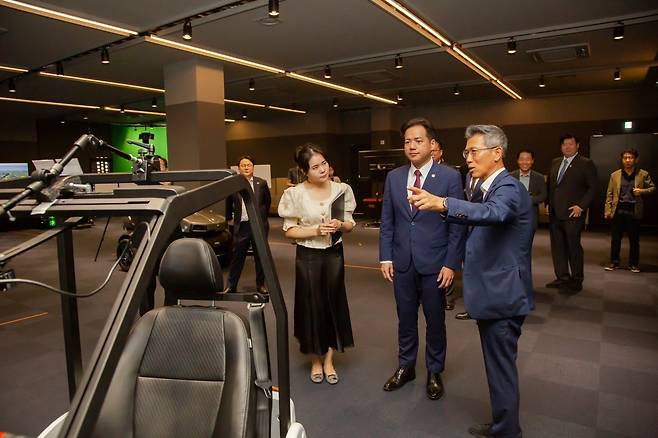 이노시뮬레이션 조준희 대표(왼쪽)가 대만 신주시 신주시장(중앙) 및 시 관계관들에게 보유하고 있는 XR 솔루션 및 첨단 시뮬레이션 시스템을 소개하고 신주시의 스마트 시티 추진을 위한 다양한 방안을 제시하고 있다.  사진=이노시뮬레이션 제공