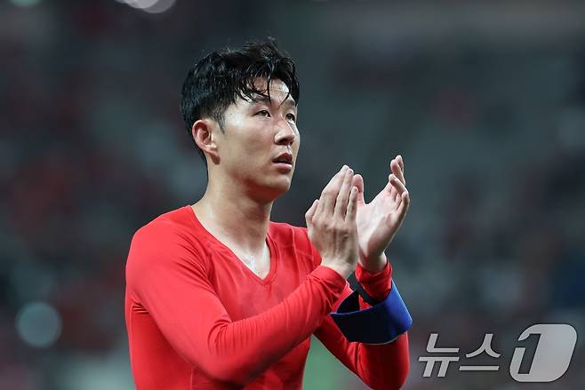 5일 오후 서울 마포구 서울월드컵경기장에서 열린 2026 국제축구연맹(FIFA) 북중미 월드컵 아시아 3차 예선 B조 1차전 대한민국과 팔레스타인의 경기를 0대0 무승부로 마친 대한민국 손흥민이 팬들을 향해 인사하고 있다. 2024.9.5/뉴스1 ⓒ News1 박지혜 기자