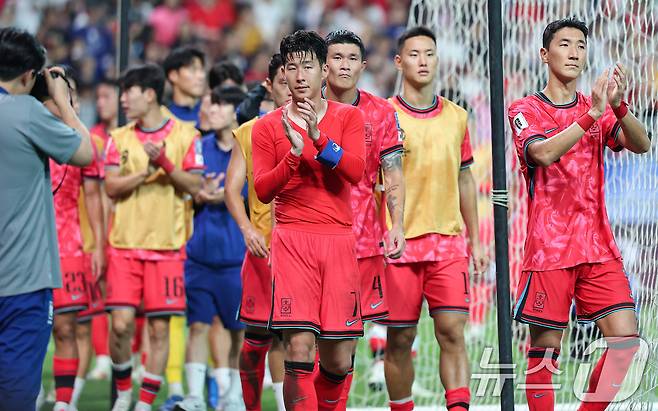 5일 오후 서울 마포구 서울월드컵경기장에서 열린 2026 국제축구연맹(FIFA) 북중미 월드컵 아시아 3차 예선 B조 1차전 대한민국과 팔레스타인의 경기, 대한민국 손흥민을 비롯한 선수들이 0대0 무승부 후 관중에게 인사하고 있다. 2024.9.5/뉴스1 ⓒ News1 김도우 기자