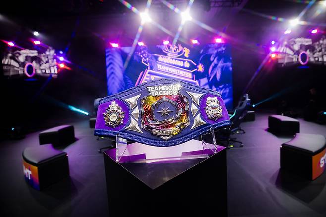 지난해 미국 라스베이거스에서 열린 TFT 대회 우승 벨트와 현장 모습. 사진 | 라이엇 게임즈