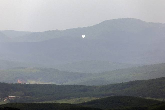 5일 오전 경기도 파주시 오두산 통일전망대에서 바라본 북한 황해북도 개풍군에서 쓰레기 풍선이 떠오르고 있다. 파주=연합뉴스