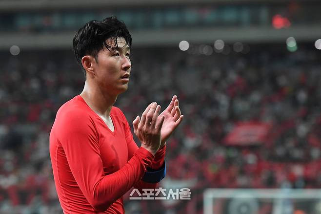 대한민국 축구대표팀의 손흥민이 5일 서울월드컵경기장에서 열린 2026 북중미 월드컵 아시아지역 3차 예선 팔레스타인과 경기에서 0-0 무승부를 기록한 뒤 그라운드를 돌며 관중들에게 인사를 하고 있다. 2024. 9. 5.  상암 | 박진업 기자 upandup@sportsseoul.com