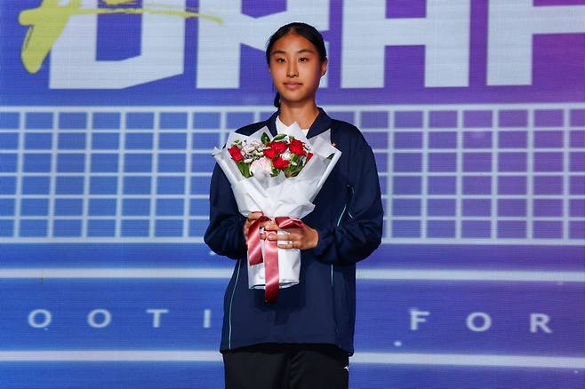 3일 오후 서울 강서구 메이필드 호텔에서 열린 2024-2025 KOVO 여자 신인선수 드래프트에서 1라운드 2순위로 GS칼텍스에 지명을 받은 최유림이 기념촬영을 하고 있다. 연합뉴스