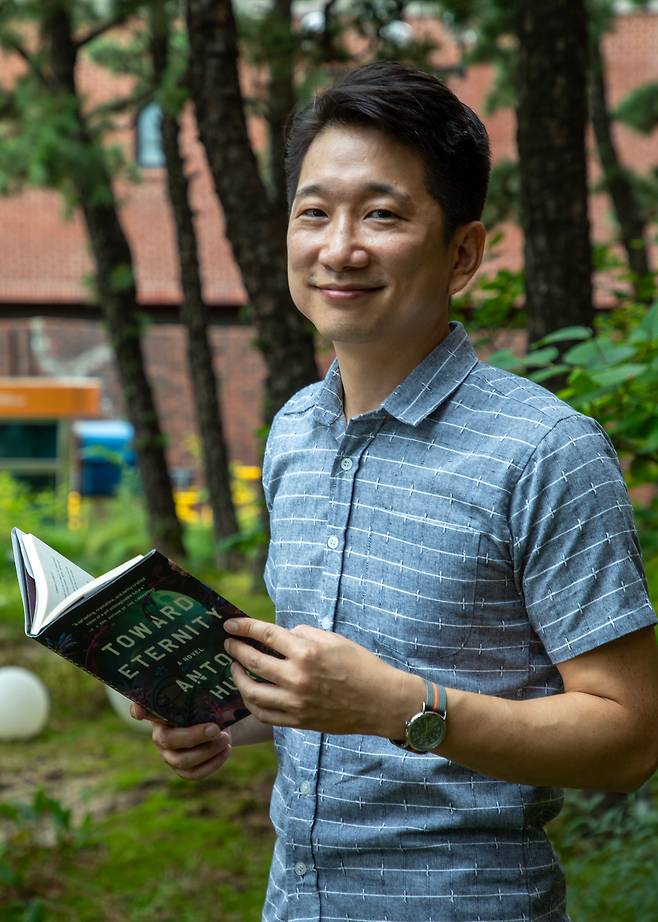 Anton Hur, a translator who has recently made his debut as a novelist, is keeping a hectic schedule. Just last month, he hosted book talks in New York, Los Angeles, and Boston to promote his new novel. A few weeks later, he was touring the UK, with stops in Glasgow, Edinburgh, and London. The book he's holding is his first novel "Toward Eternity." /Cho In-won
