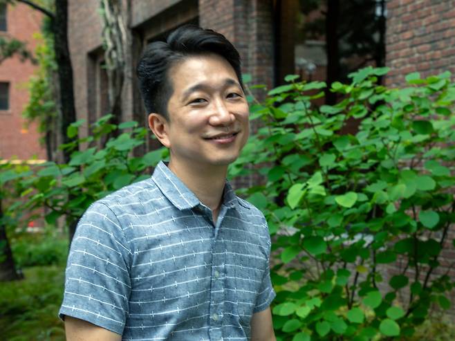 When asked to "smile naturally," he laughed and responded, "What does 'natural' even mean? How is this situation natural?" /Cho In-won