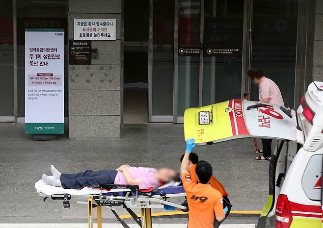 추석 연휴를 앞두고 전국 병원 곳곳이 응급실 운영에 차질을 빚고 있는 가운데 5일 주 1회 성인 진료 중단을 알린 서울 양천구 이대목동병원 권역응급의료센터에 관련 안내문이 붙어있다. /연합뉴스