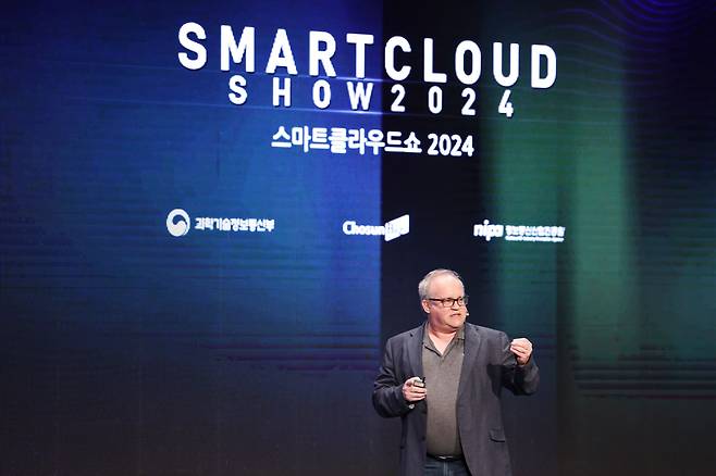 키스 위텍 텐스토렌트 최고운영책임자(COO)가 5일 서울 중구 웨스틴조선호텔에서 열린 '스마트클라우드쇼 2024'에서 기조강연을 하고 있다./조선비즈