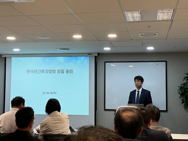 5일 오후 4시 서울 중구 퇴계로 메트로타워 2층 상연재에서 열린 한국민간투자협회 창립 기념 총회에서 초대 회장을 맡은 이진용 GS건설 부장이 총회를 진행하고 있다. /박지윤 기자