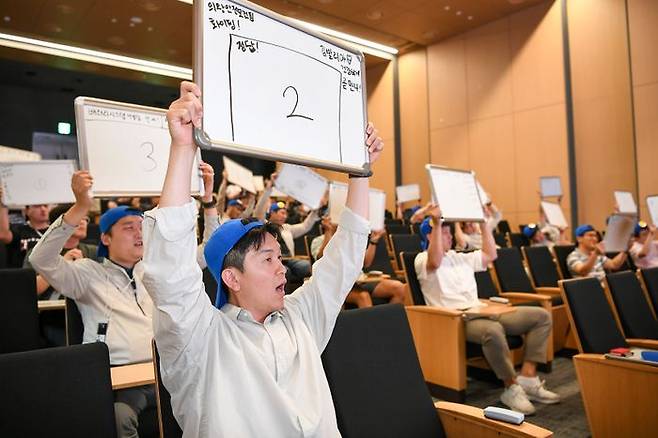 현대모비스 임직원들이 경기도 의왕연구소에서 열린 ‘도전! 아빠 육아 골든벨’에 참여에 육아 관련 퀴즈를 풀고 있다. ⓒ현대모비스