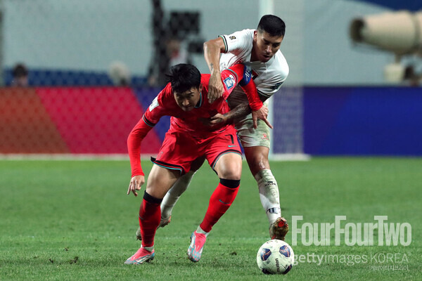 사진=게티이미지/홍명보호가 국제축구연맹(FIFA) 랭킹 96위 팔레스타인에 졸전 끝에 비겼다. 홍명보 감독이 이끄는 대한민국 축구 국가대표팀은 5일 오후 8시 서울월드컵경기장에서 열린 2026 FIFA 북중미 월드컵 아시아 지역 3차 예선 B조 1차전에서 팔레스타인에 0-0으로 비겼다. 1차전에서 승리하지 못한 대표팀은 10일 오만 원정을 떠나 첫 승을 노린다.