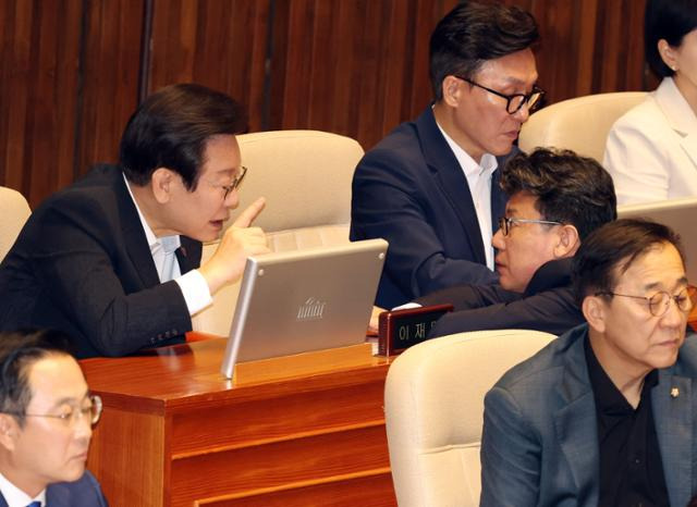 더불어민주당 이재명 대표와 진성준 정책위의장이 4일 서울 여의도 국회에서 열린 제418회 국회(정기회) 제2차 본회의에서 대화하고 있다. 뉴시스