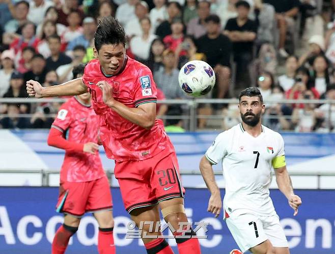 오세훈이 5일 오후 서울 마포구 서울월드컵경기장에서 열린 대한민국과 팔레스타인의 2026 북중미 월드컵 아시아지역 3차 예선 경기에서 후반 상대 문전에서 헤딩슛을 하고 있다. 상암=김민규 기자 mgkim1@edaily.co.kr /2024.09.05/